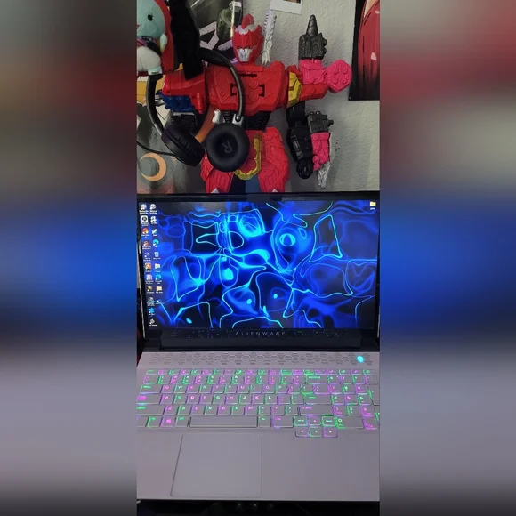 Alienware M17 R3 - Picture 3 of 3